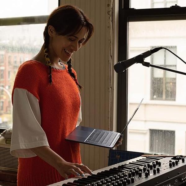 2022 Apple MacBook Air laptop with M2 chip: 13.6-inch Liquid Retina display, 16GB RAM, 256GB SSD storage, backlit keyboard, 1080p FaceTime HD camera. Works with iPhone and iPad; Starlight